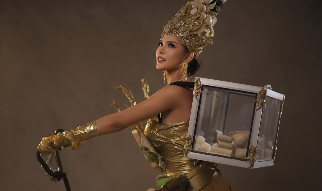Peserta Puteri Indonesia Ke Top 3 Pakai Kostum “Pempek Sepeda”