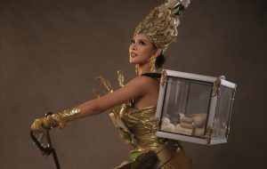 Peserta Puteri Indonesia Ke Top 3 Pakai Kostum "Pempek Sepeda"