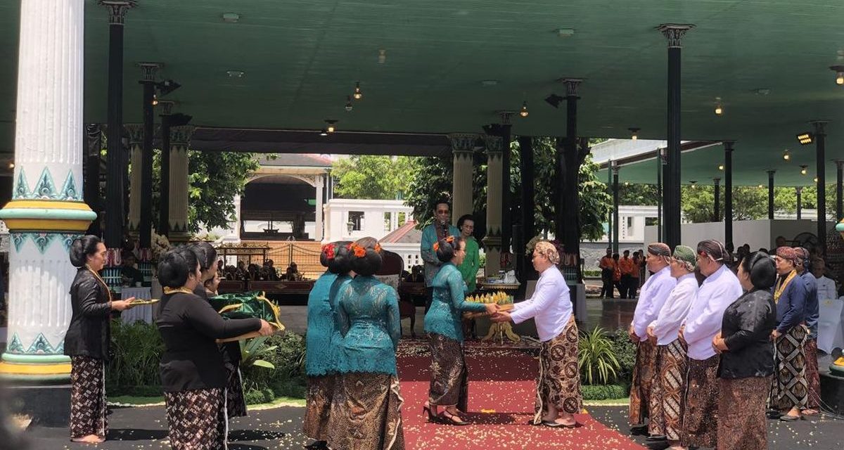 HUT Sultan HB X: Warga Jogja Padati Jalanan Ikuti Kirab Budaya