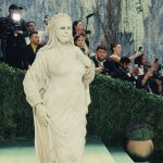 Heidi Klum Curi Perhatian Dengan Kostum ‘Patung Berjalan’