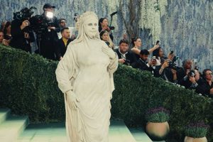 Heidi Klum Curi Perhatian Dengan Kostum 'Patung Berjalan'