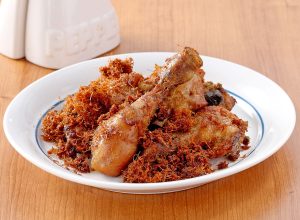 Ayam Goreng Laos Khas Sukoharjo Dengan Kremesan Lengkuas