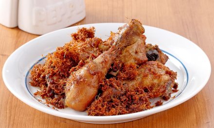 Ayam Goreng Laos Khas Sukoharjo Dengan Kremesan Lengkuas