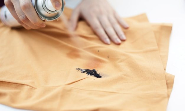 Trik Ampuh Bersihkan Noda Tinta Di Baju Dengan Hairspray