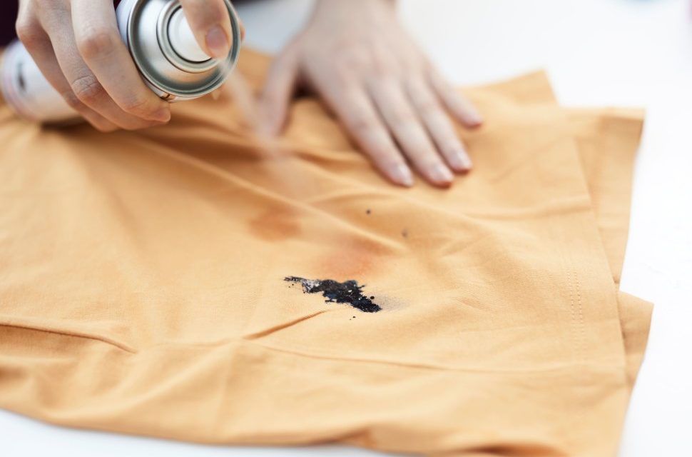 Trik Ampuh Bersihkan Noda Tinta Di Baju Dengan Hairspray