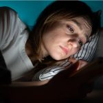 Stop Doomscrolling: Trik Batasi Berita Buruk Demi Mental