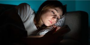 Stop Doomscrolling: Trik Batasi Berita Buruk Demi Mental