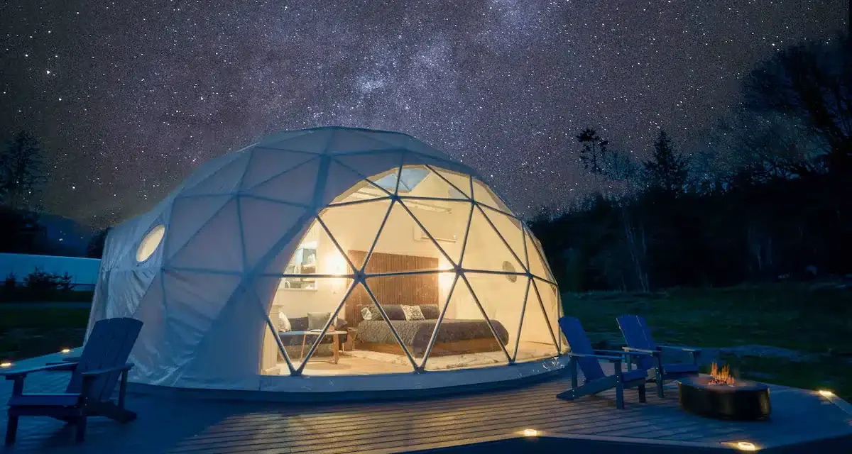 Tren Wisata Astro-Glamping: Tidur Beratap Kaca Di Bawah Bintang