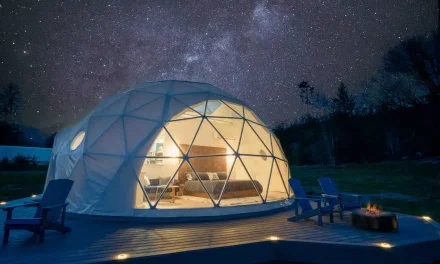Tren Wisata Astro-Glamping: Tidur Beratap Kaca Di Bawah Bintang