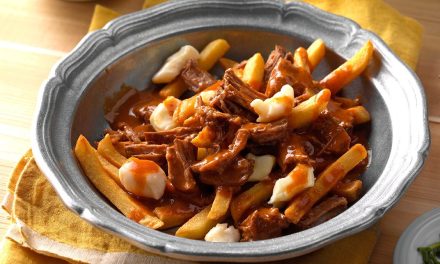 Poutine Khas Quebec: Kentang Siram Kaldu Daging Dan Keju