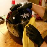 Kaca Helm Buram Saat Hujan? Cukup Usap Sedikit Sampo Bayi
