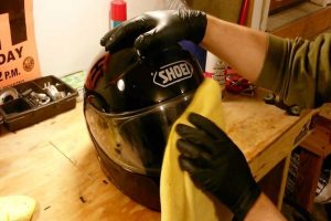 Kaca Helm Buram Saat Hujan? Cukup Usap Sedikit Sampo Bayi
