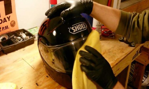Kaca Helm Buram Saat Hujan? Cukup Usap Sedikit Sampo Bayi