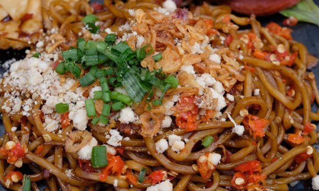 Menikmati Mie Kober, Sajian Mi Pedas Legend Bertabur Pangsit